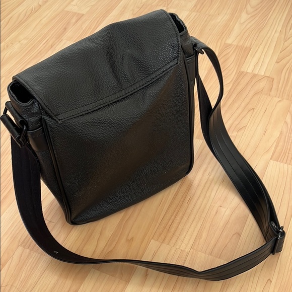 Fred Perry Black Pebble Leather Messenger Bag - Picture 4 of 5